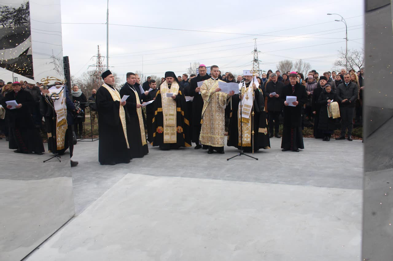 У Вишгороді відкрили меморіал “Хрест Героїв” до другої річниці повномасштабного вторгнення - 1 - зображення