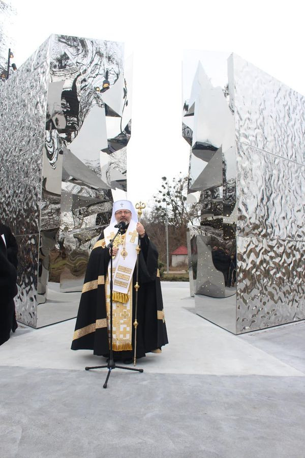 У Вишгороді відкрили меморіал “Хрест Героїв” до другої річниці повномасштабного вторгнення - зображення