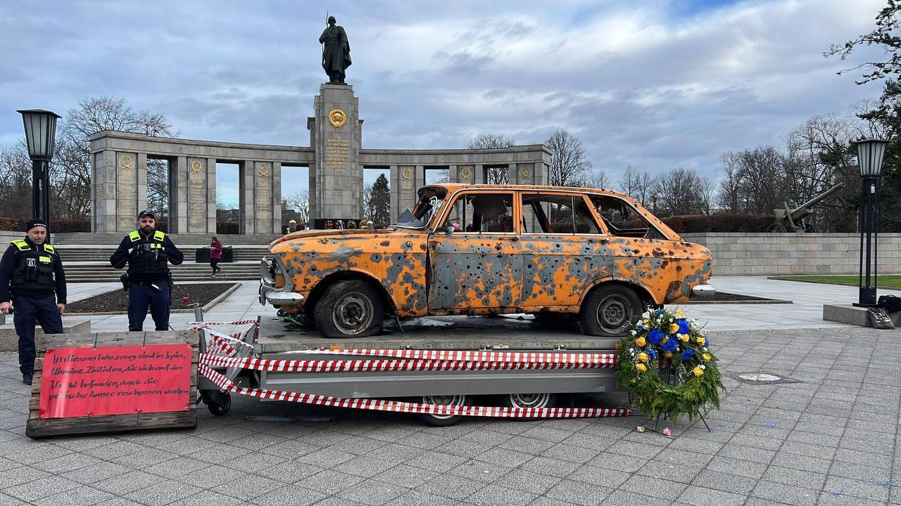 Розстріляну автівку з Київщини встановили біля консульства рф у німецькому місті - зображення