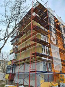 У місті Васильків триває капітальний ремонт п’ятиповерхівки на вулиці Декабристів, 46 - 1 - зображення