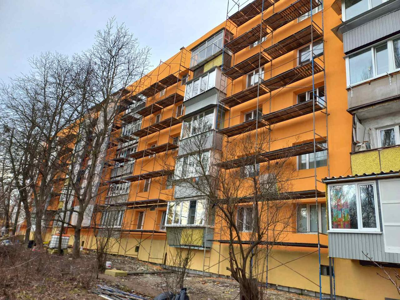 У місті Васильків триває капітальний ремонт п’ятиповерхівки на вулиці Декабристів, 46 - зображення