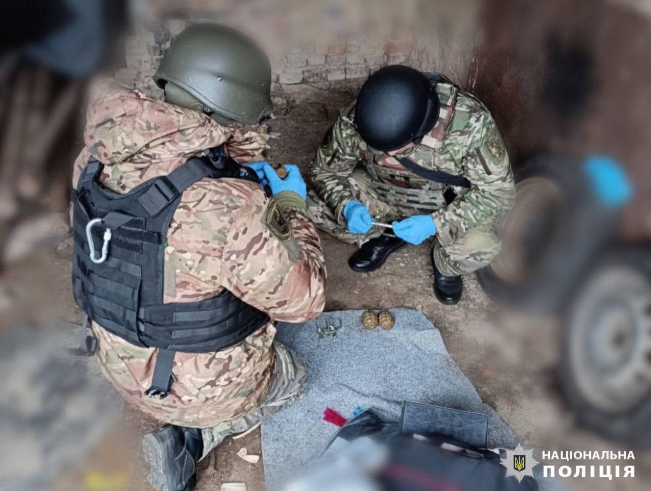 Мешканці Київщини вдома зберігали бойові гранати та вибухівку: поліція провела обшуки - зображення