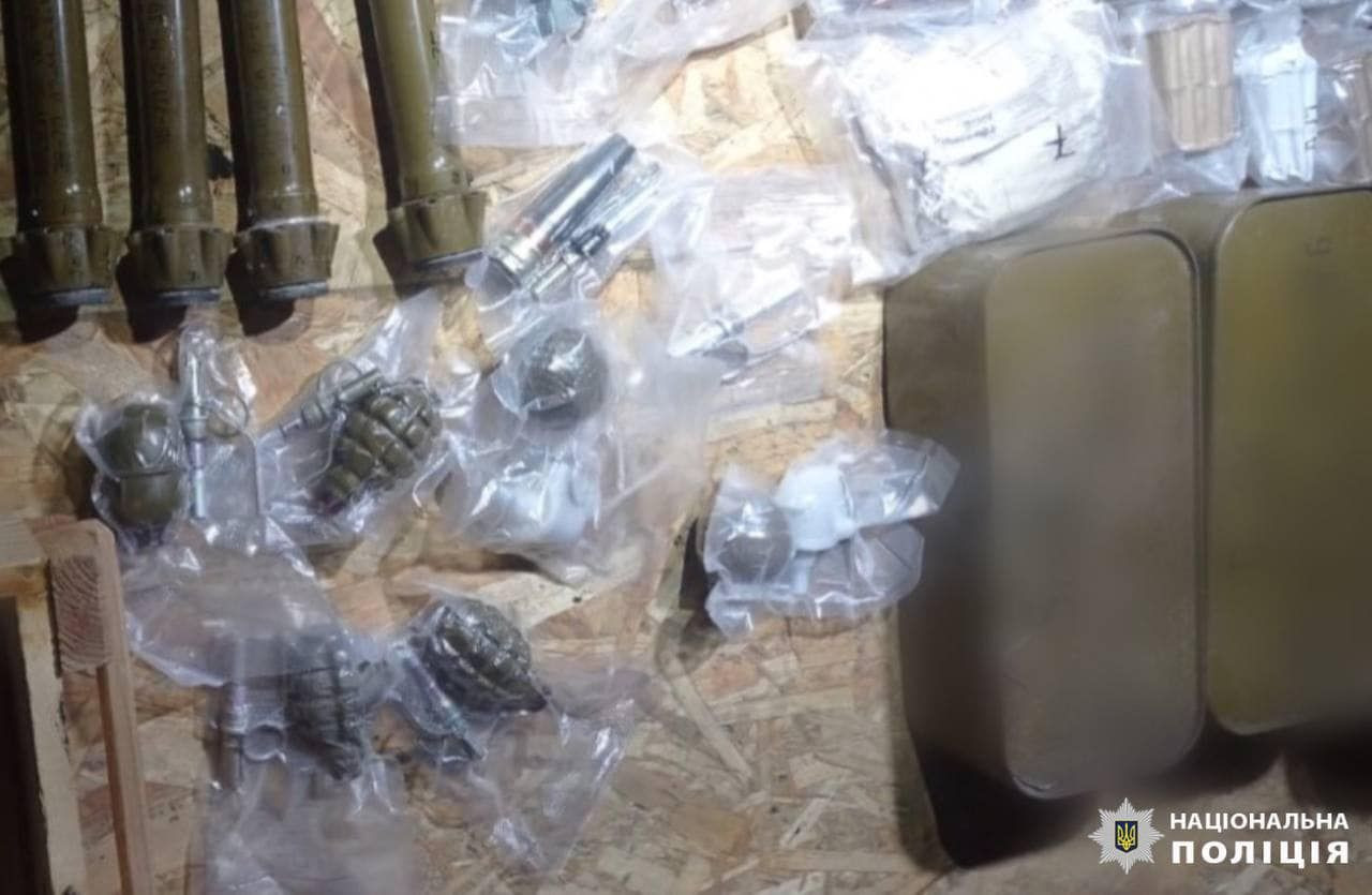 Мешканці Київщини вдома зберігали бойові гранати та вибухівку: поліція провела обшуки - зображення