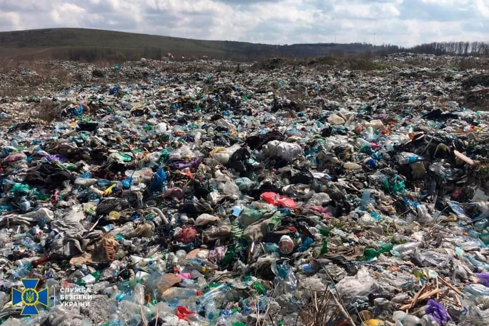 На Київщині розростається масштабне сміттєзвалище - зображення