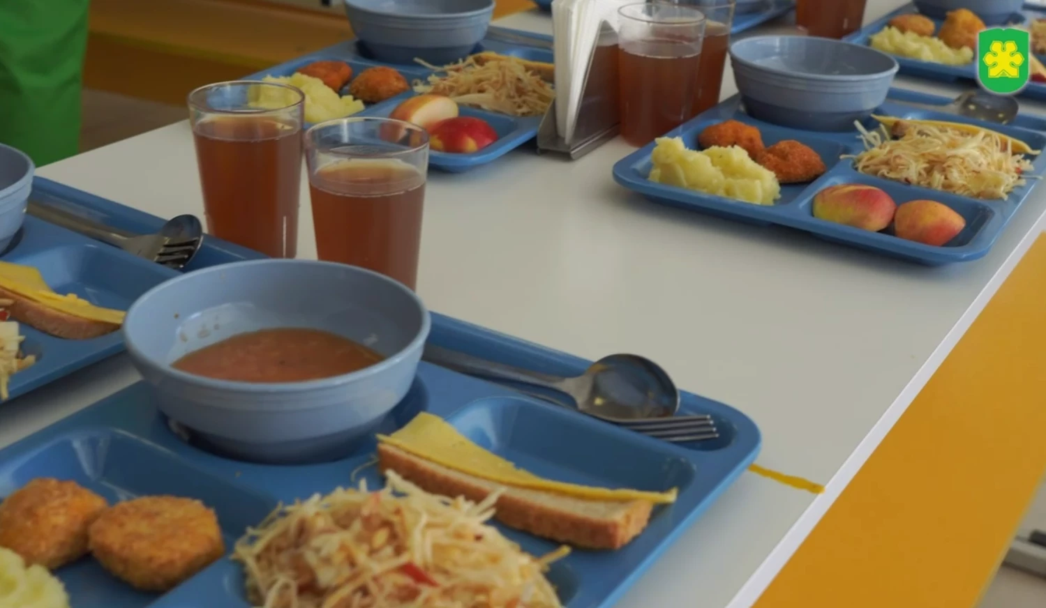 Фабрика-кухня в Бучі почала годувати учнів: які школи отримали обід (ВІДЕО) - зображення