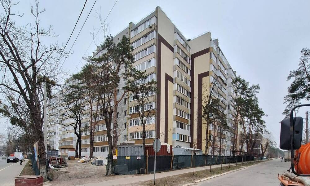 В Ірпені триває капремонт багатоповерхівки на вулиці Котляревського, пошкодженої внаслідок збройної агресії рф - зображення