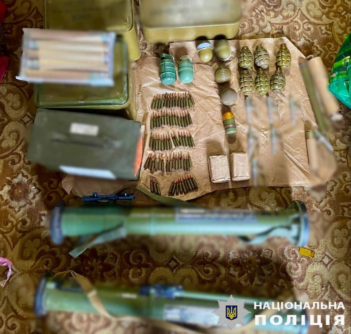 Знайшов на окупованих територіях: на Київщині у 40-річного чоловіка вилучили арсенал зброї - зображення