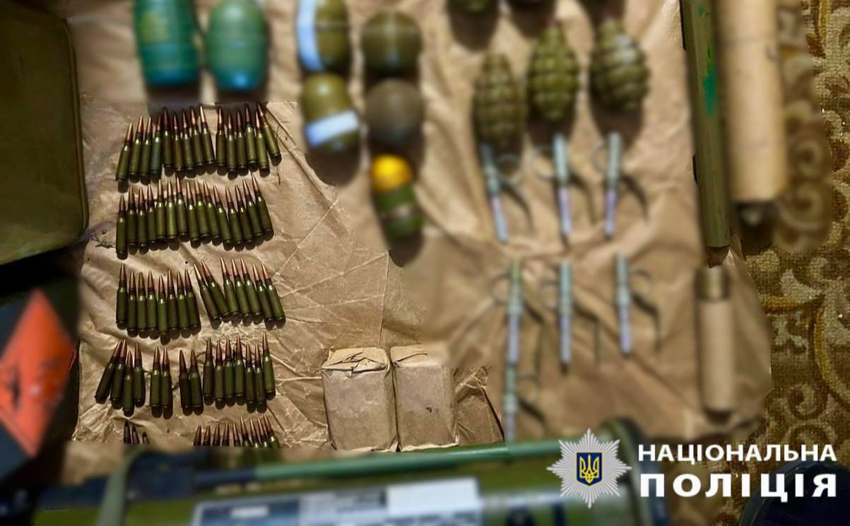 Знайшов на окупованих територіях: на Київщині у 40-річного чоловіка вилучили арсенал зброї - зображення