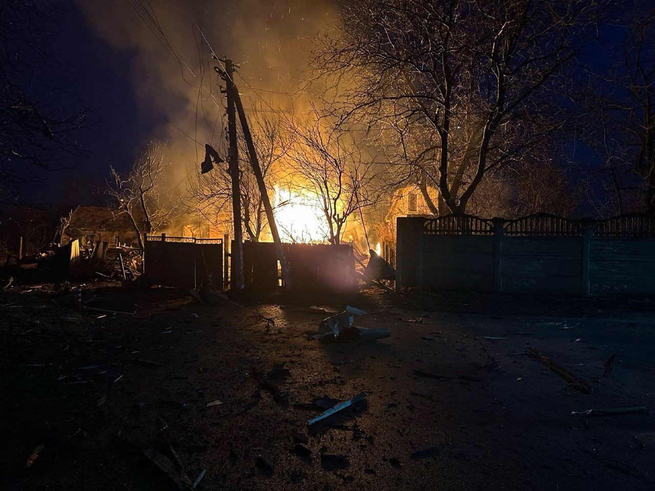 У селі Гатному під Києвом збита ракета зруйнувала пів вулиці - зображення