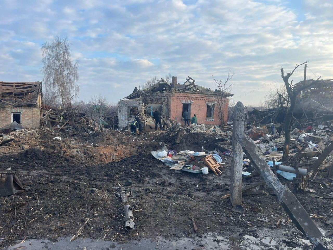 У селі Гатному під Києвом збита ракета зруйнувала пів вулиці - зображення