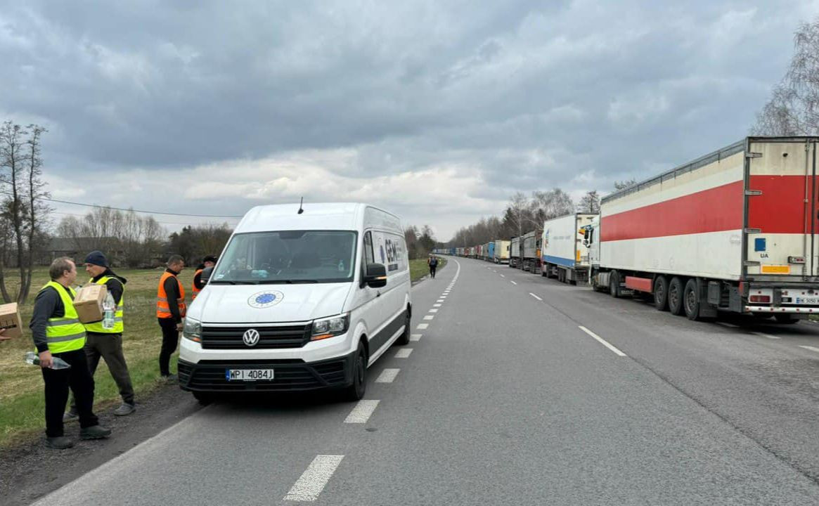 Заблокованим на кордоні з Польщею водіям передали дві тисячі продуктових наборів - 1 - зображення