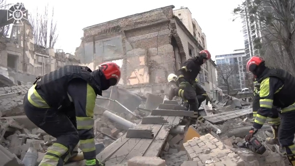 Десять постраждалих: завершено рятувальні роботи у Києві - зображення