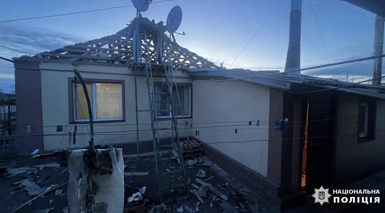 На Київщині через нічну атаку рф уламками пошкодило два будинки та дорогу - зображення