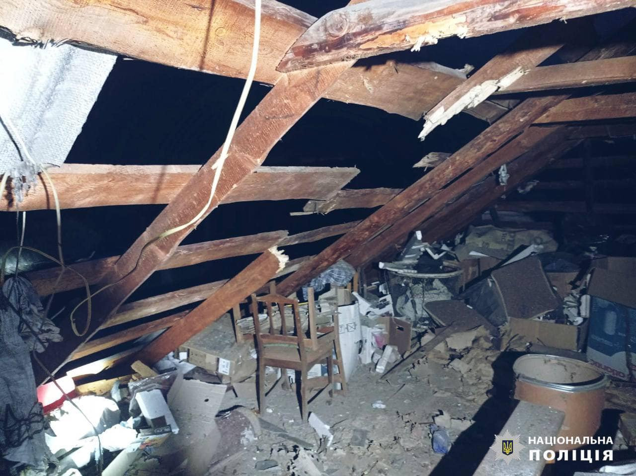 На Київщині через нічну атаку рф уламками пошкодило два будинки та дорогу - зображення