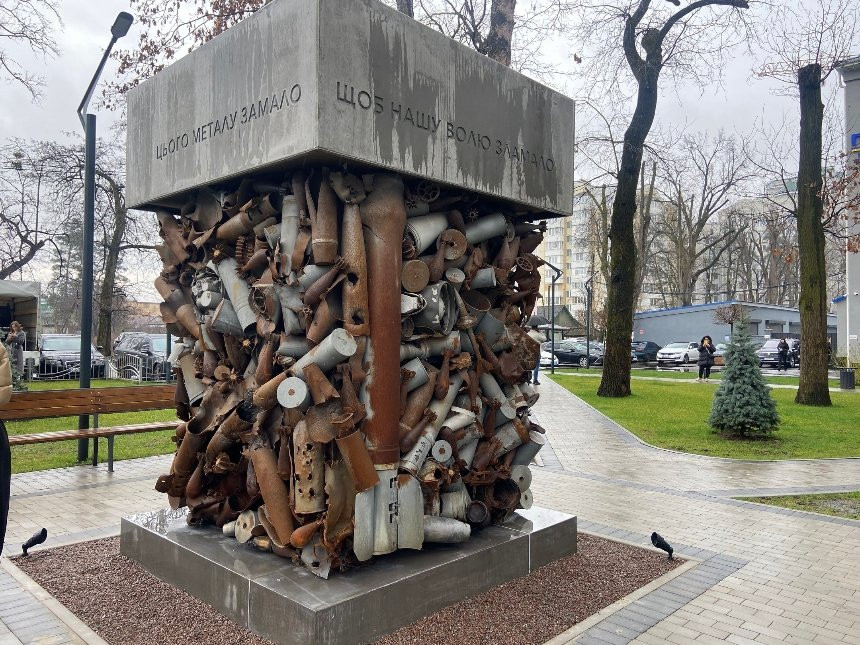 В Ірпені відкрили монумент із залишків боєприпасів - зображення