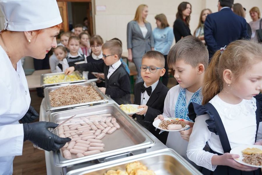 До кінця 2024 року на Київщині планують створити 25 опорних кухонь для харчування школярів - зображення