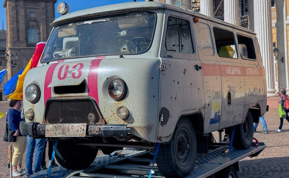 Розстріляна українська карета швидкої допомоги експонується в Німеччині - зображення