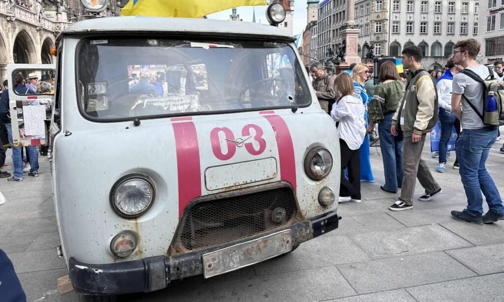 Розстріляна українська карета швидкої допомоги експонується в Німеччині - зображення