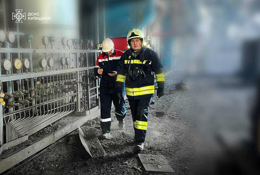 Рятувальники ліквідували пожежу, яка виникла у Київській області через російський удар - 5 - зображення