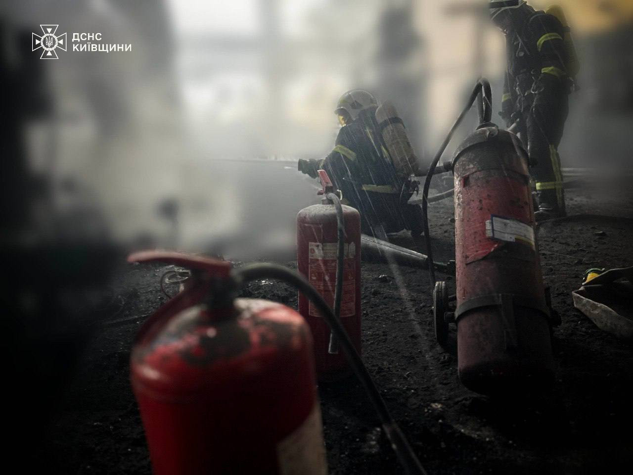Рятувальники ліквідували пожежу, яка виникла у Київській області через російський удар - 3 - зображення
