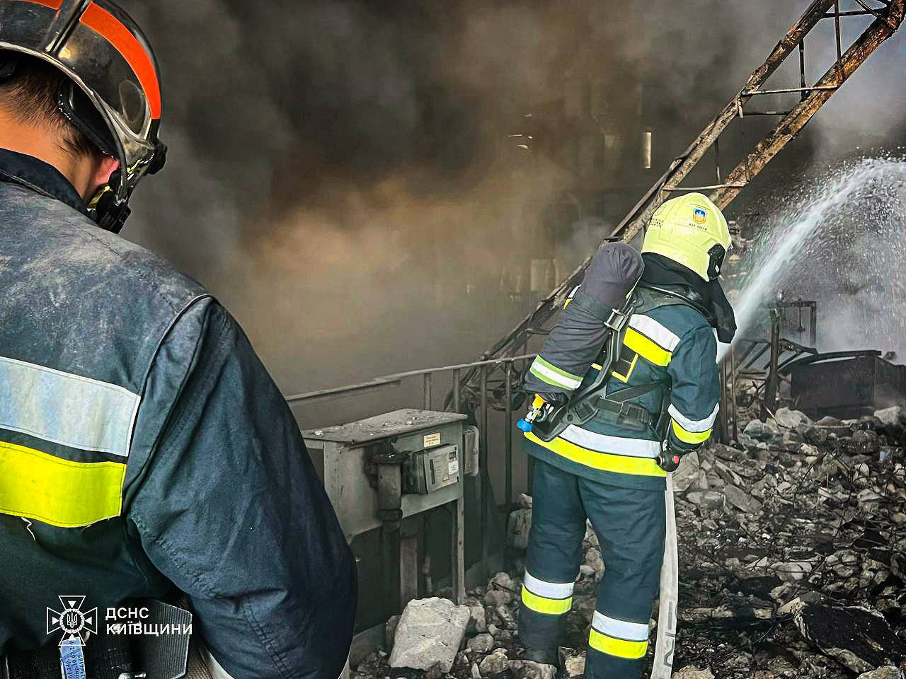 Рятувальники ліквідували пожежу, яка виникла у Київській області через російський удар - 4 - зображення
