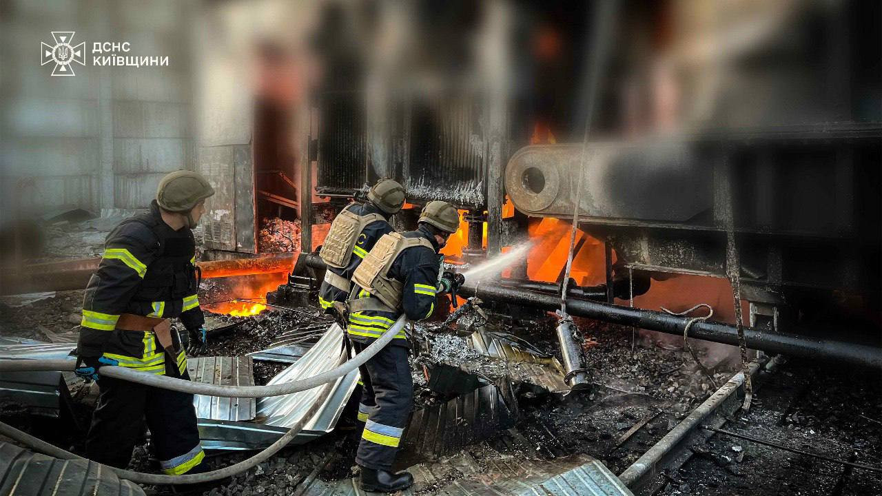 Рятувальники ліквідували пожежу, яка виникла у Київській області через російський удар - зображення