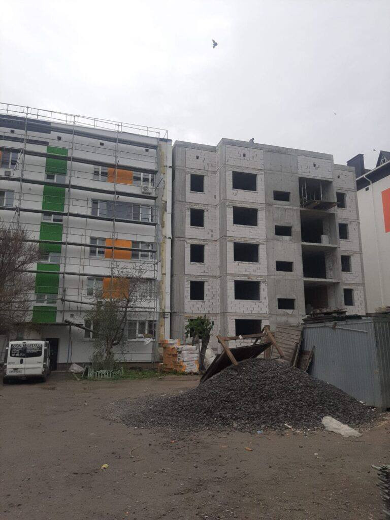 У Макарові триває капітальний ремонт багатоповерхівки на 60 квартир - 2 - зображення