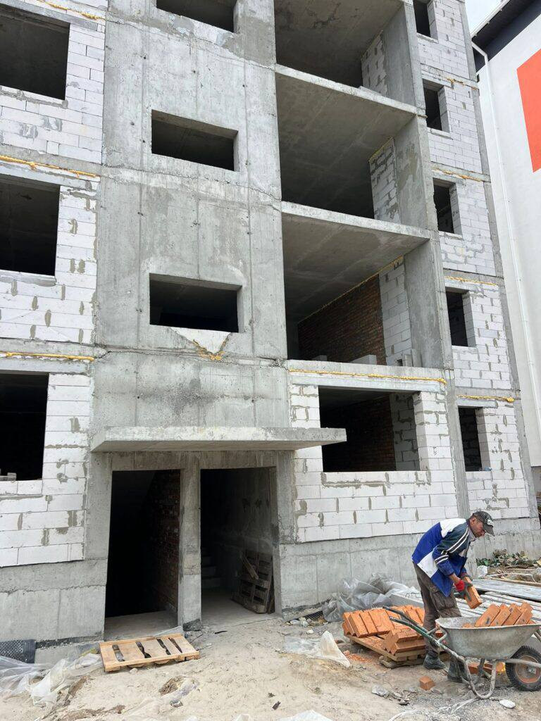 У Макарові триває капітальний ремонт багатоповерхівки на 60 квартир - 1 - зображення