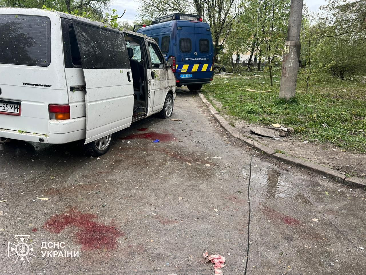 Загиблі і поранені в Чернігові: росія вдарила трьома ракетами по центру міста. - зображення