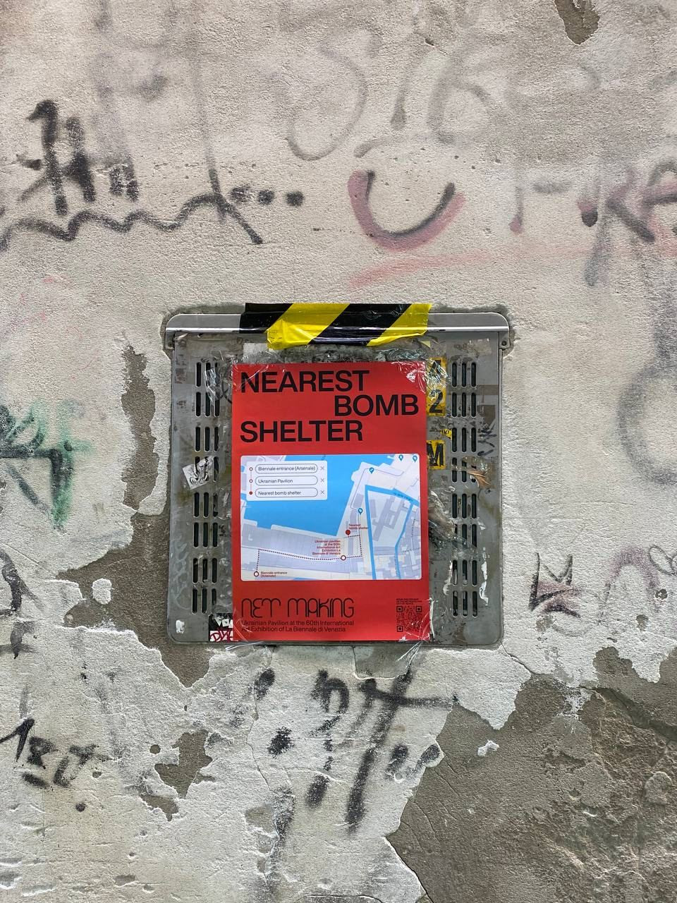 У Венеції на вулицях розмістили мапи й буклети з інструкціями, де знаходити укриття у разі бомбардувань. - зображення
