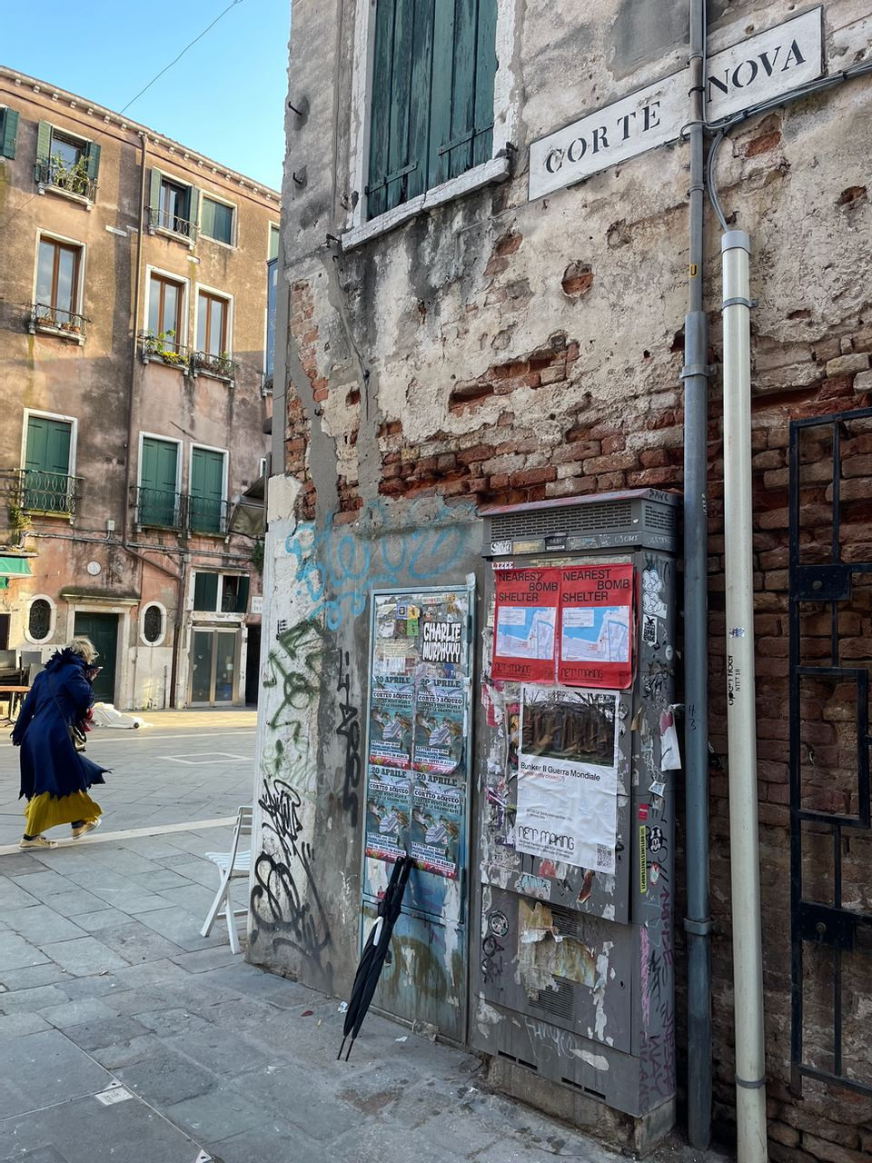 У Венеції на вулицях розмістили мапи й буклети з інструкціями, де знаходити укриття у разі бомбардувань. - зображення