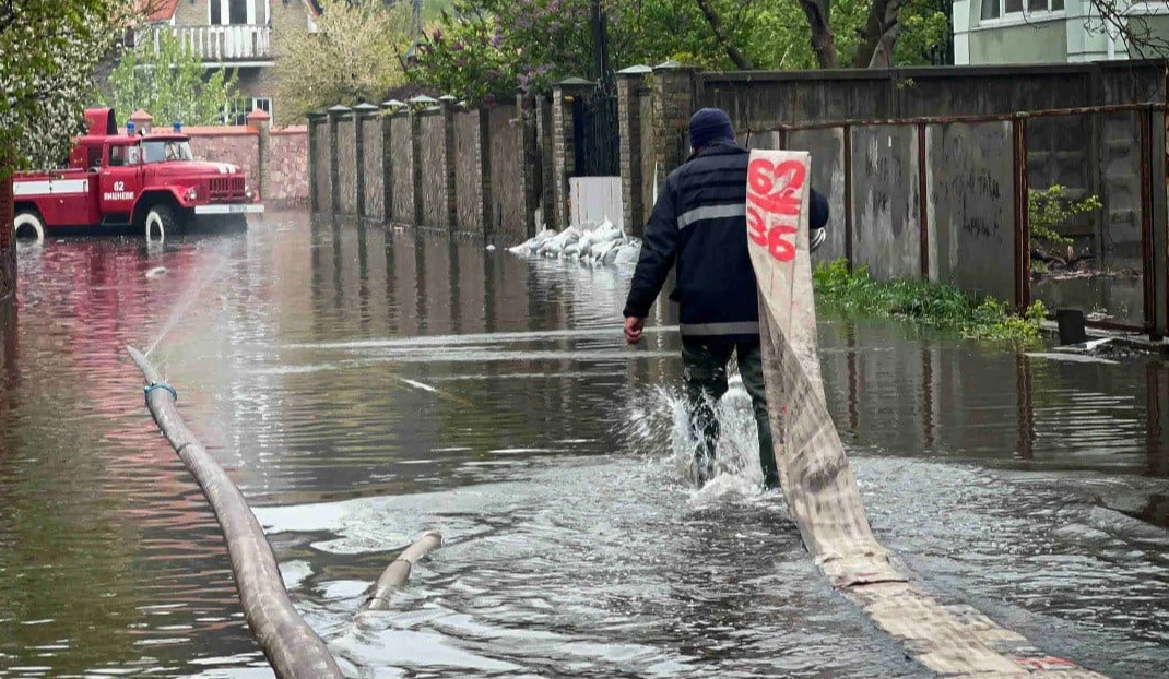 Під Києвом підтопило Софіївську Борщагівку: водою залило вулиці та будинки - зображення