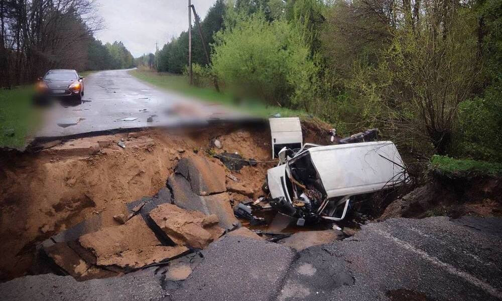 На Київщині мікроавтобус провалився під землю через обвал дороги, — ДСНС (ВІДЕО) - зображення
