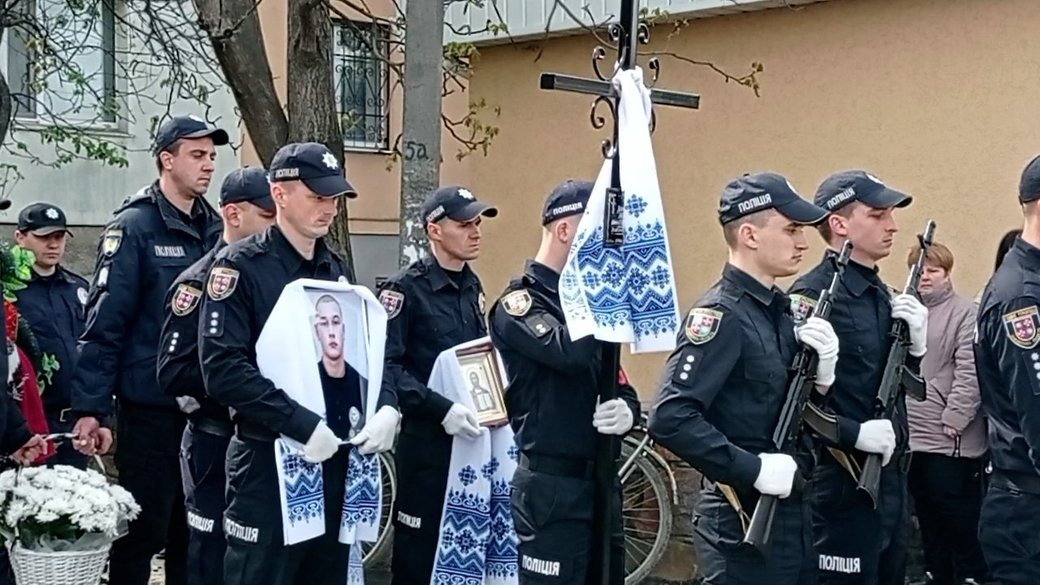 У рідному місті попрощалися з вбитим поліцейським Максимом Зарецьким - зображення