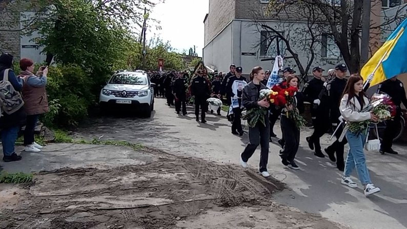 У рідному місті попрощалися з вбитим поліцейським Максимом Зарецьким - 1 - зображення