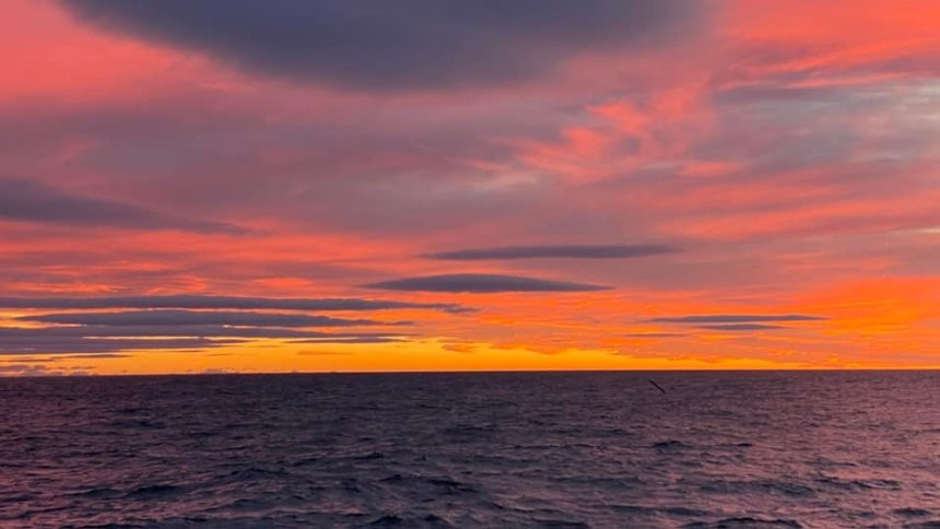 Українські полярники показали, як сідає сонце в Атлантичному океані - зображення