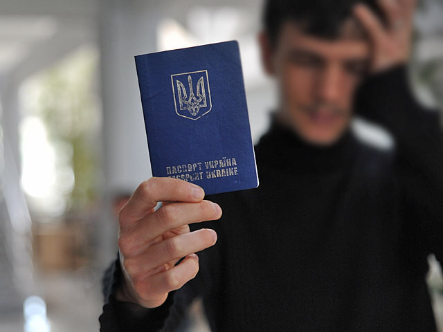 У Києві різко збільшився попит на закордонні паспорти - зображення