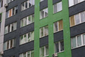 На Київщині замінили майже 15 тисяч вікон, пошкоджених унаслідок російських атак - 1 - зображення