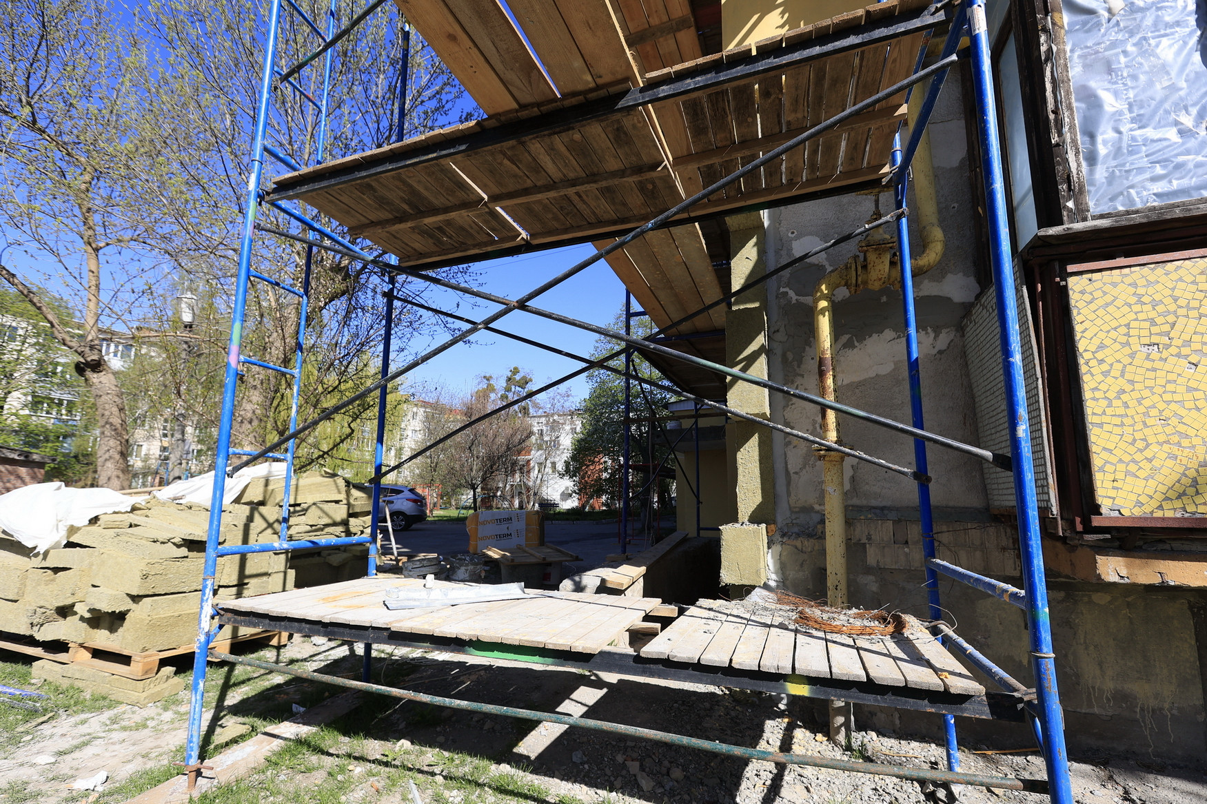 У Василькові триває капітальний ремонт житлового будинку (Фоторепортаж) - зображення