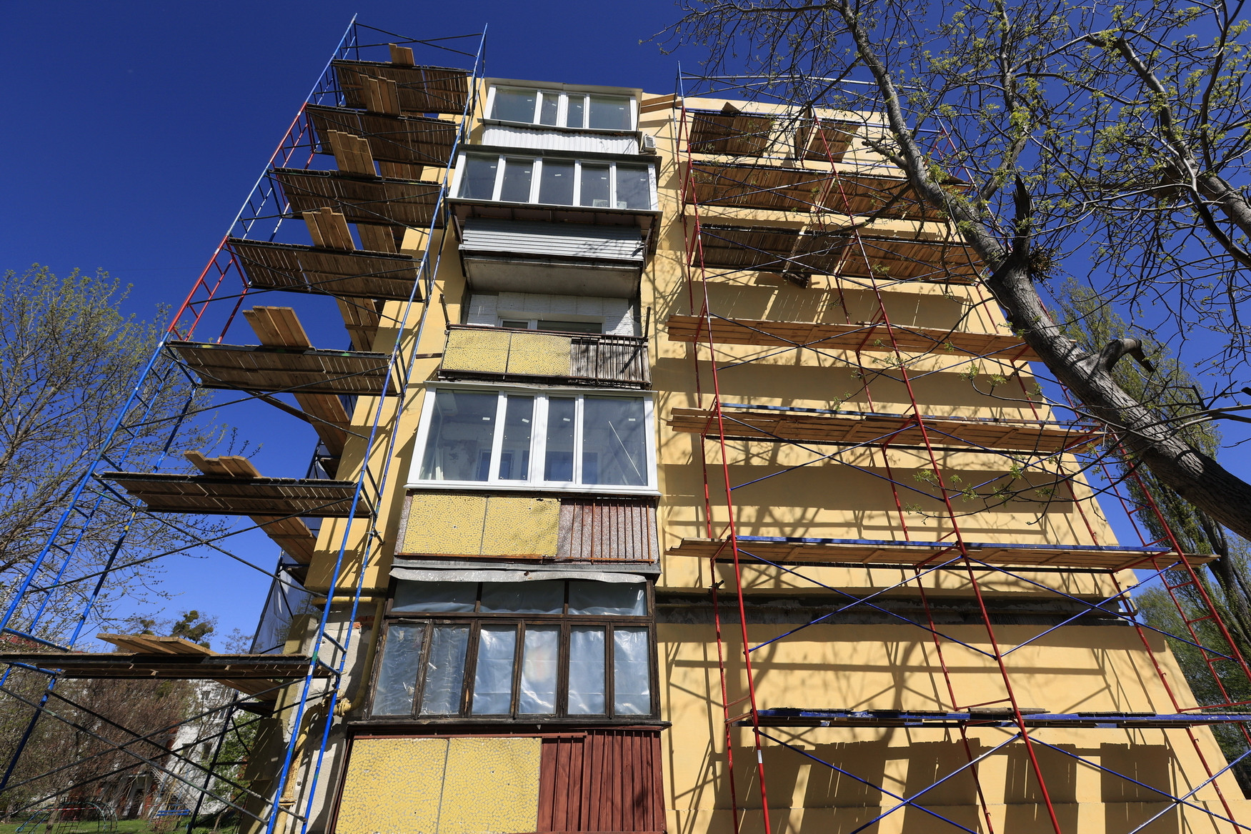 У Василькові триває капітальний ремонт житлового будинку (Фоторепортаж) - 1 - зображення