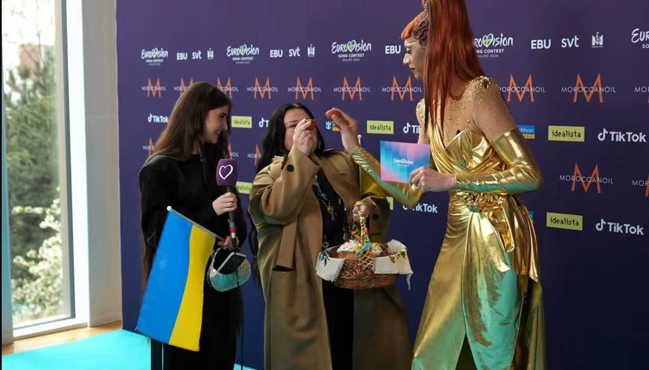З паскою та крашанками: alyona alyona та Jerry Heil прийшли на відкриття Євробачення 2024 (ВІДЕО) - зображення