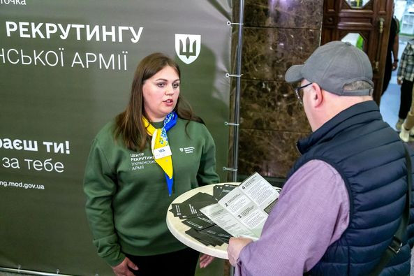 На залізничному вокзалі Києва відкрили пункт рекрутингу до армії - зображення
