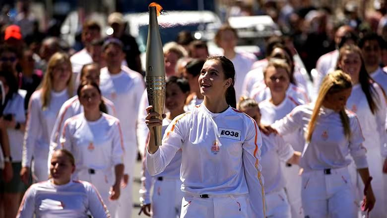 Українська гімнастка Марія Височанська пронесла Олімпійський вогонь у Марселі - зображення