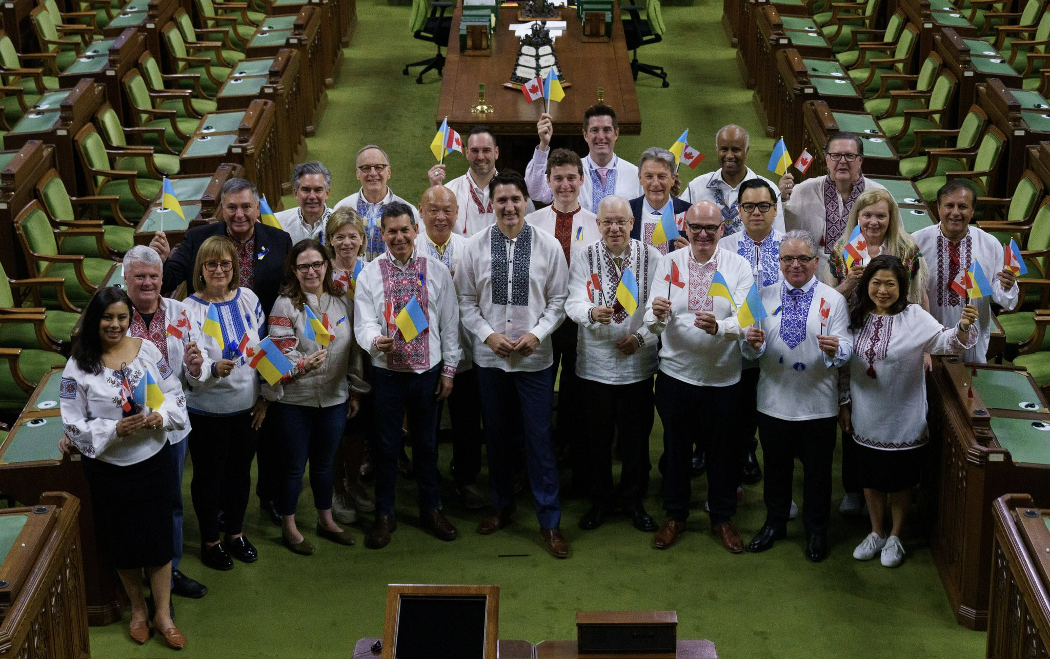 Прем'єр-міністр Канади Джастін Трюдо разом з колегами-депутатами вбрався у вишиванку - зображення