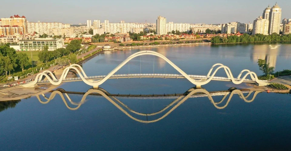 Був виготовлений на Азовсталі — у Києві відкрили пішохідний міст-хвилю - зображення