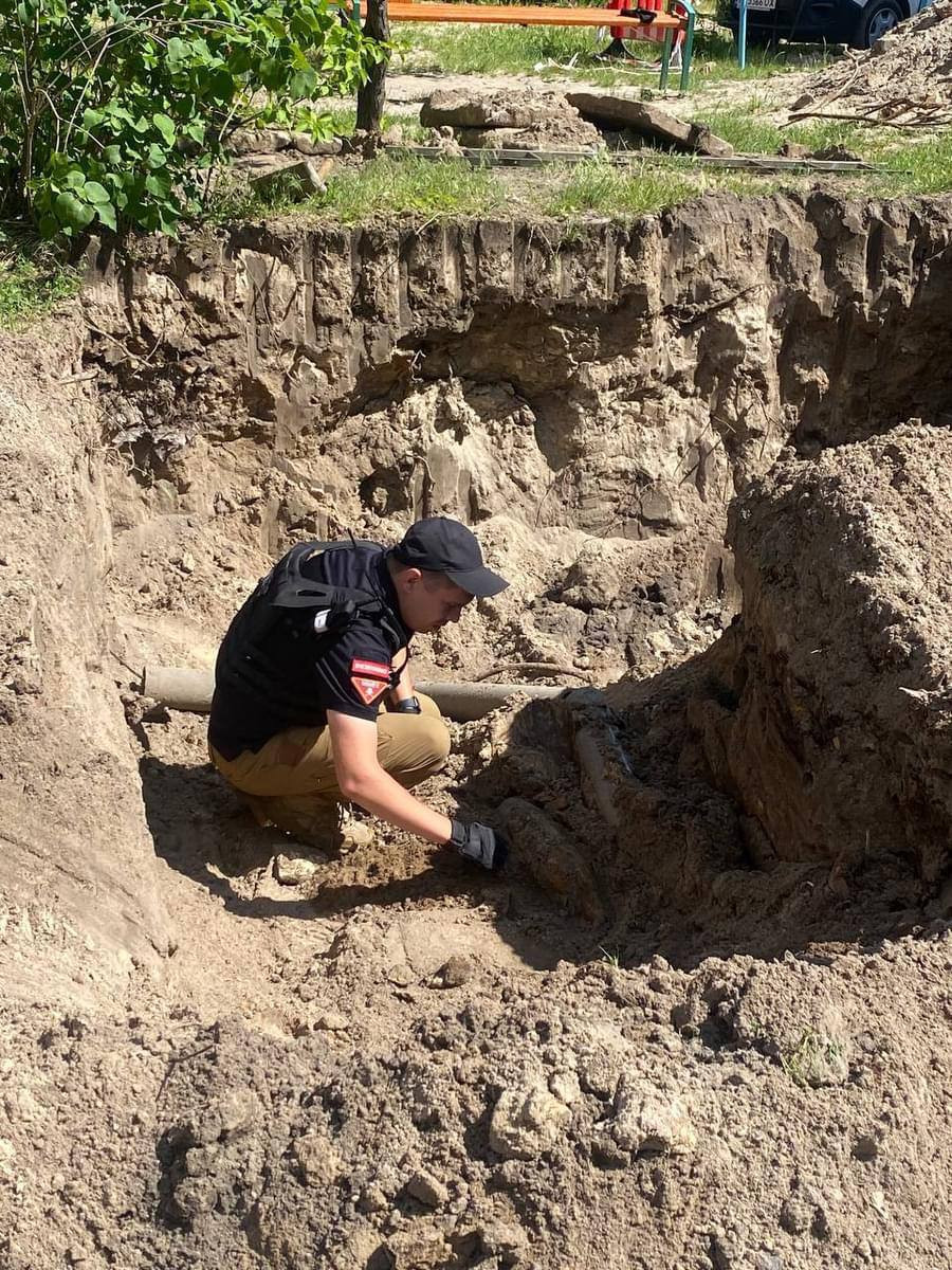 В Ірпені під час заміни труб відкопали нерозірваний артснаряд - зображення