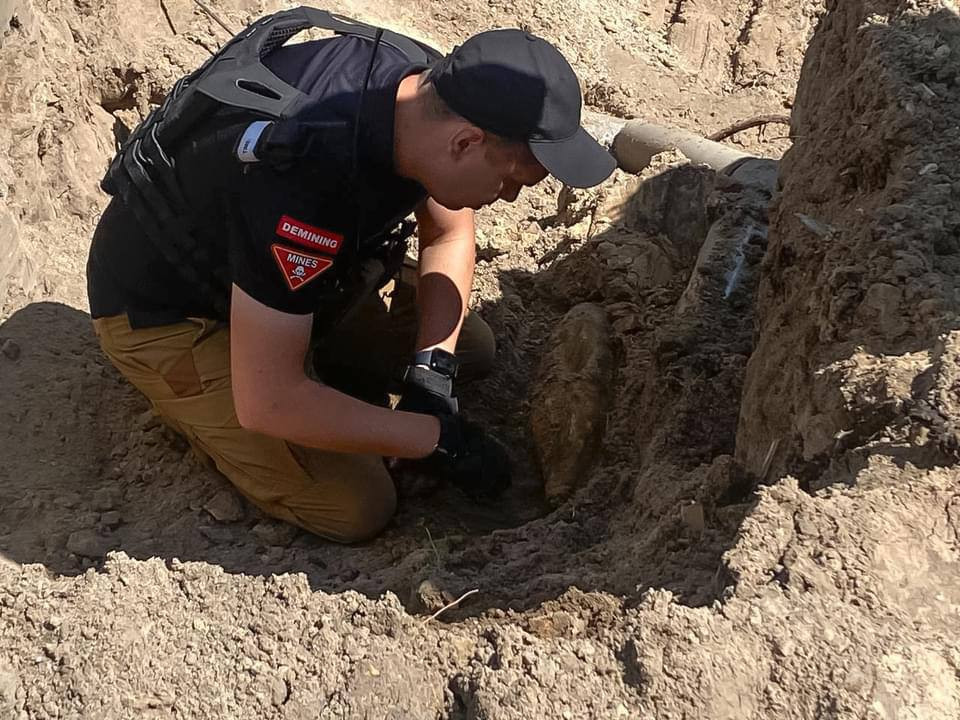 В Ірпені під час заміни труб відкопали нерозірваний артснаряд - зображення