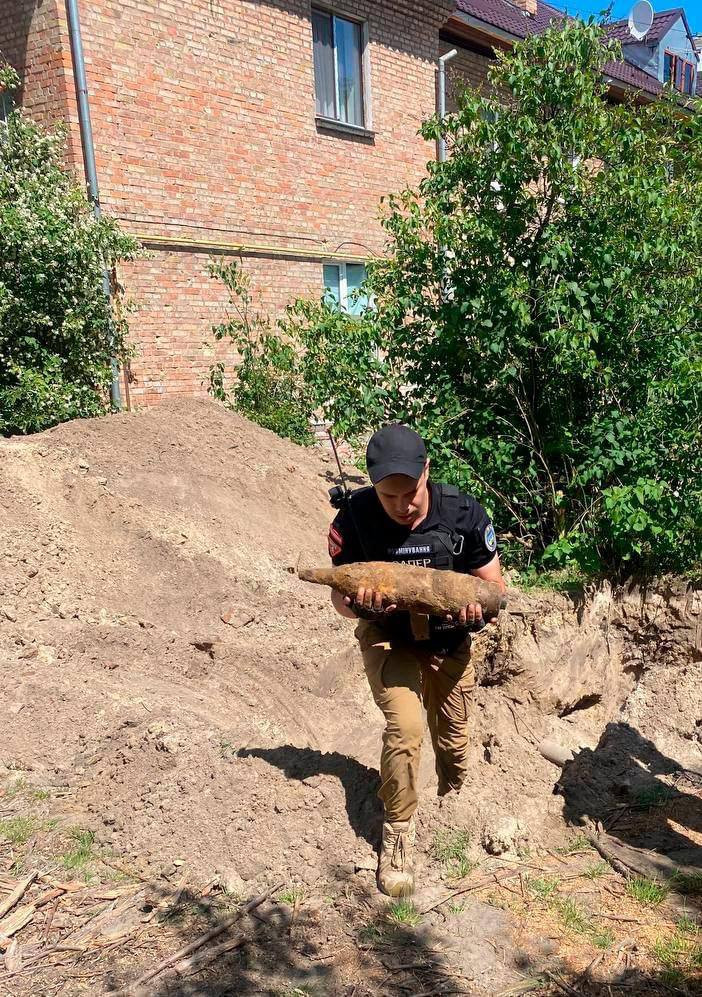 В Ірпені під час заміни труб відкопали нерозірваний артснаряд - 3 - зображення