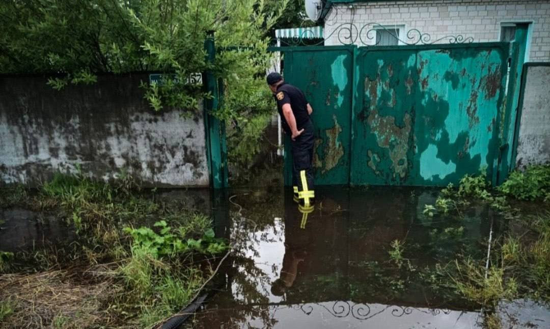 Сильні дощі спричинили масові підтоплення приватних будинків на Київщині - зображення