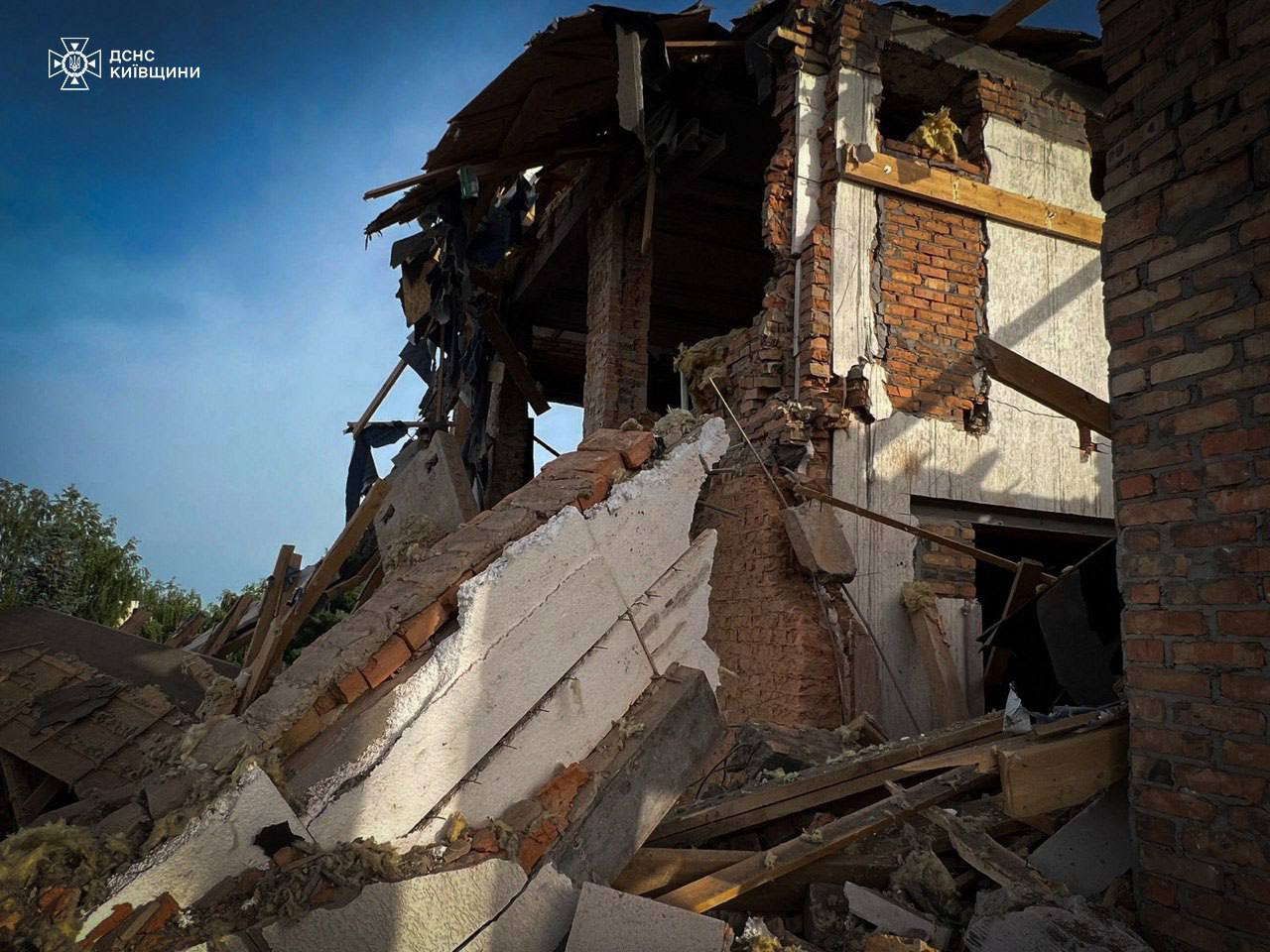 Ракетна атака на Київщину: 35 будинків пошкоджено, із них 2 – зруйновано - 4 - зображення